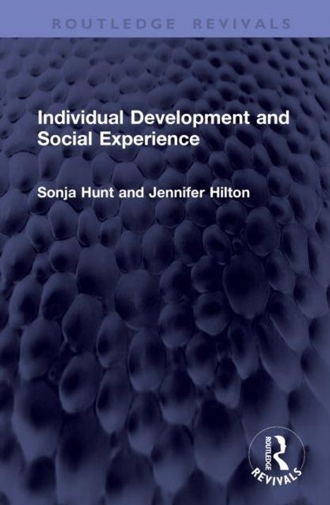 "Individual Development and Social Experience" von Sonja Hunt und Jennifer Hilton auf texturiertem dunkelblauem Hintergrund.