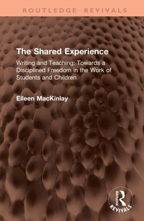 "The Shared Experience: Writing and Teaching" von Eileen MacKinlay. Strukturierter, brauner Hintergrund mit einem Logo.