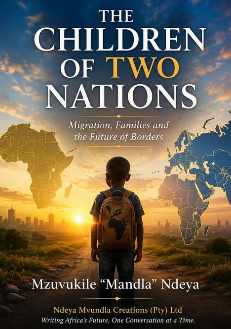 „The Children of Two Nations: Migration, Families and the Future of Borders“. Junge mit Rucksack vor Skyline bei Sonnenuntergang.