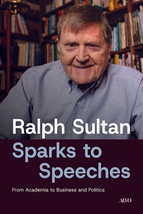 „Ralph Sultan: Sparks to Speeches. From Academia to Business and Politics.“ Ein Mann lächelt vor einem Bücherregal.