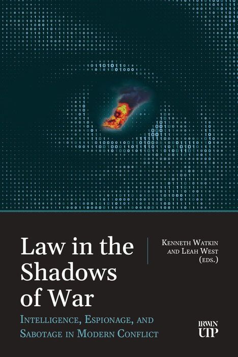 „Law in the Shadows of War“ – Kenneth Watkin, Leah West. Illustration mit Binärcode und Feuerdarstellung.