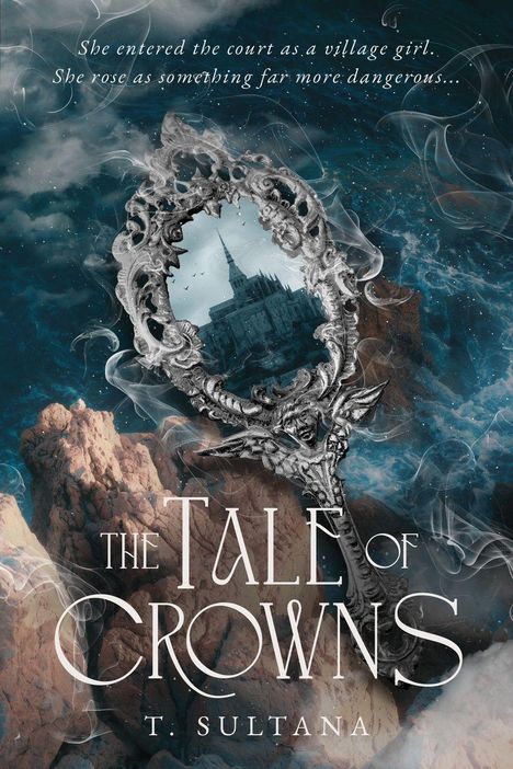 Text: "She entered the court as a village girl. She rose as something far more dangerous... THE TALE OF CROWNS T. SULTANA." 

Ein metallischer Spiegel zeigt ein Schloss.
