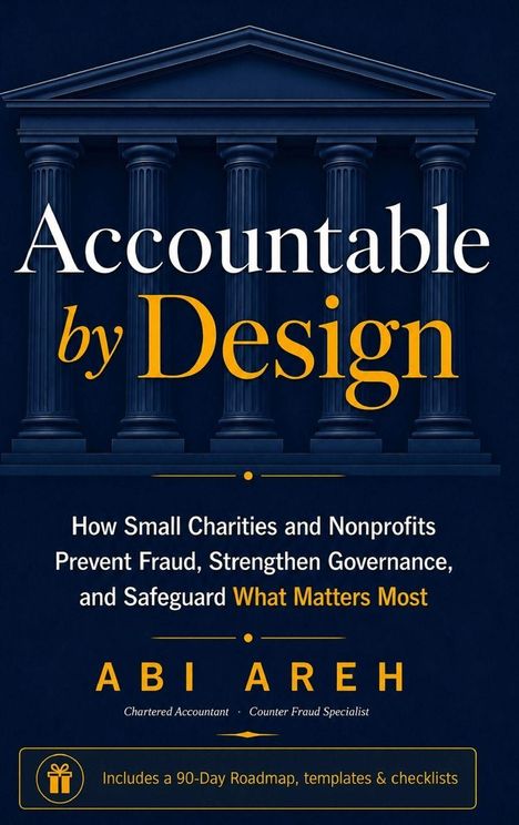 "Accountable by Design," wie kleine gemeinnützige Organisationen Betrug verhindern. Ein Gebäude mit Säulen im Hintergrund.