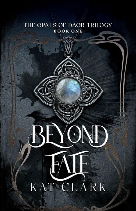 "The Opals of Daor Trilogy. Book One. Beyond Fate. Kat Clark." Ein kunstvolles Amulett mit Edelstein auf dunklem Hintergrund.