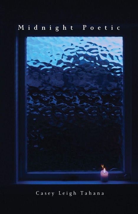 "Midnight Poetic", "Casey Leigh Tahana". Dunkles Fenster mit blauer Musterung, einsame brennende Kerze auf dem Fenstersims.