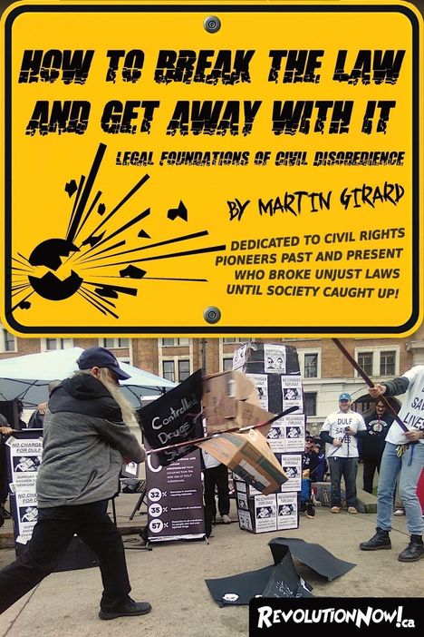 "HOW TO BREAK THE LAW AND GET AWAY WITH IT" auf gelbem Schild; Protestszene mit Menschen und Schildern darunter.