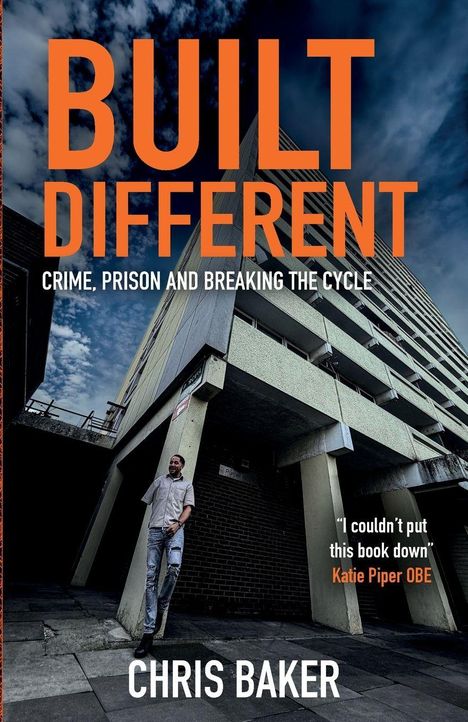 „BUILT DIFFERENT“ oben, „CHRIS BAKER“ unten. Ein Mann steht vor einem imposanten Gebäude.