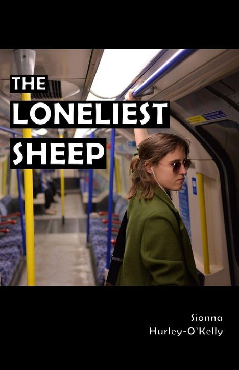 "The Loneliest Sheep" in großer, weißer Schrift auf Schwarz. Junge Frau mit Sonnenbrille in der U-Bahn.