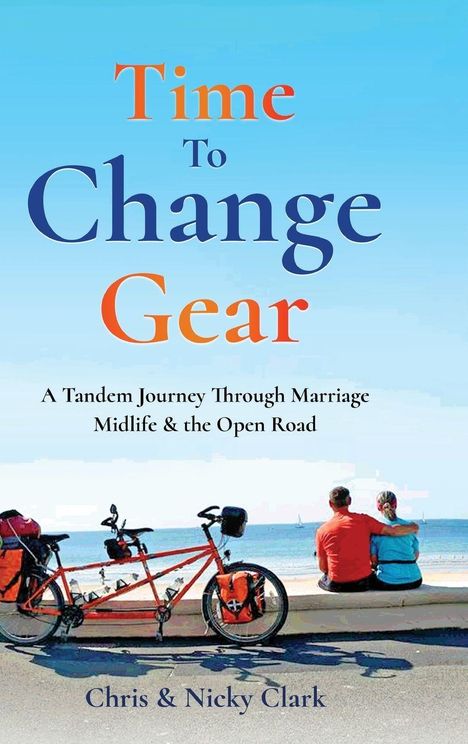 „Time to Change Gear“; „A Tandem Journey Through Marriage Midlife & the Open Road“; Chris & Nicky Clark. Paar am Meer, Tandem.