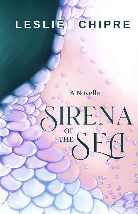 Text: "LESLIE CHIPRE", "A Novella", "SIRENA OF THE SEA". Illustration von lila und rosa Schuppen mit Perlen.