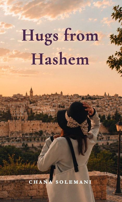 Text: "Hugs from Hashem", "Chana Solemani". Eine Frau mit Hut schaut auf eine alte Stadtlandschaft bei Sonnenuntergang.