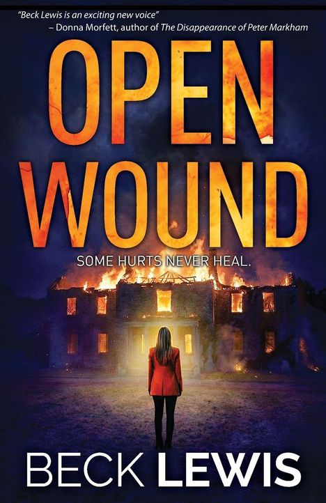 „Open Wound – Some Hurts Never Heal.“ Eine Person steht vor einem brennenden Gebäude.