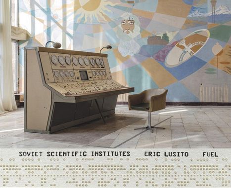 Aufschrift: "Soviet Scientific Institutes, Eric Lusito, Fuel." Retro-Konsole vor einer bunten Wandmalerei mit Sonne und Landschaft.