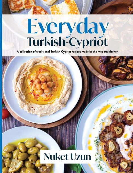 Titel: "Everyday Turkish-Cypriot". Untertitel: Sammlung traditioneller Rezepte. Name: Nuket Uzun. Verschiedene Gerichte abgebildet.