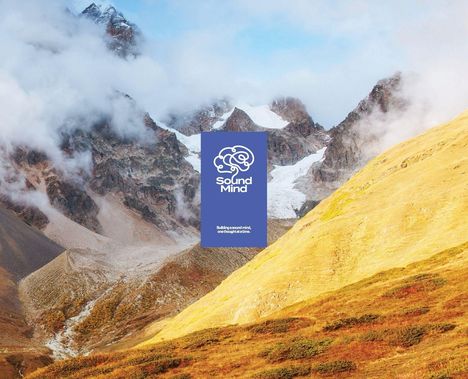 "Sound Mind" Logo vor atemberaubender Berglandschaft mit Schneekappen und gelbbraunen Hügeln, umgeben von Wolken.