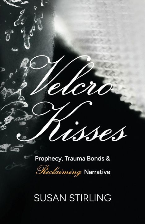 "Velcro Kisses: Prophecy, Trauma Bonds & Reclaiming Narrative" von Susan Stirling. Dunkles, gemustertes Design.