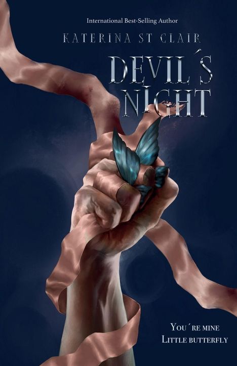 Titel: "DEVIL'S NIGHT". Autor: "KATERINA ST CLAIR". Zitat: "YOU'RE MINE LITTLE BUTTERFLY". Faust mit blauem Schmetterling und Band.