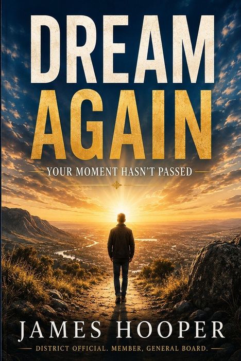 „DREAM AGAIN“ und „YOUR MOMENT HASN’T PASSED“ stehen über einem Mann im Sonnenuntergang, Blick auf Tal.