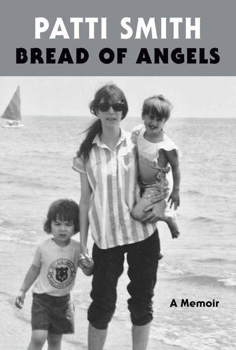 Text: "PATTI SMITH BREAD OF ANGELS A Memoir". Schwarz-Weiß-Foto am Strand, eine Frau mit zwei Kindern, eines auf dem Arm.