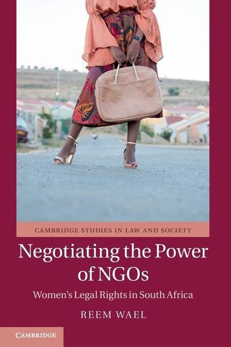 „Negotiating the Power of NGOs: Women’s Legal Rights in South Africa“ von Reem Wael. Frau mit Tasche und Rock auf Straße.