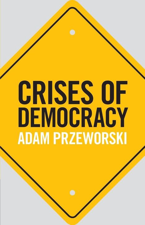 Text: "CRISES OF DEMOCRACY" und "ADAM PRZEWORSKI". Gelbes Schild mit schwarzem Rand auf grauem Hintergrund.