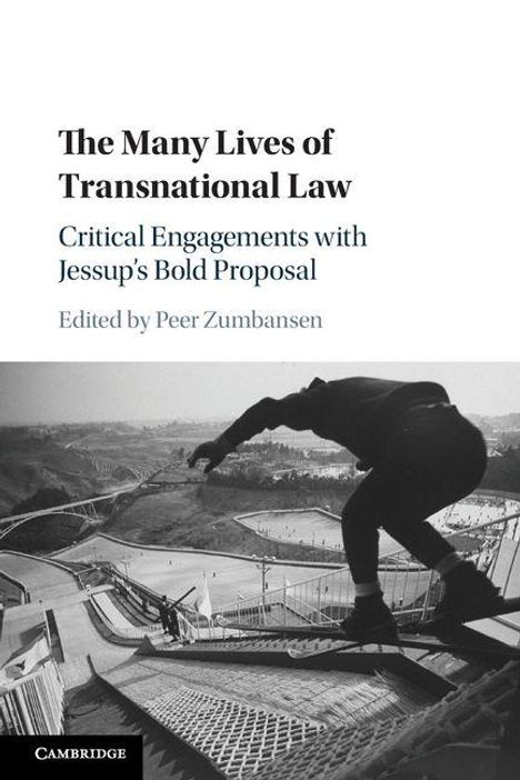 „The Many Lives of Transnational Law“, von Peer Zumbansen. Mensch auf Skateboard auf einer Rampe, städtische Umgebung.