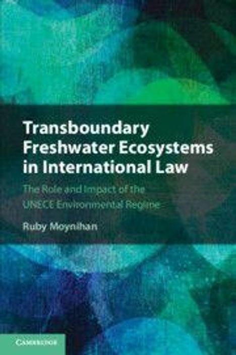 "Transboundary Freshwater Ecosystems in International Law" von Ruby Moynihan. Grüner, blauer und schwarzer Hintergrund.