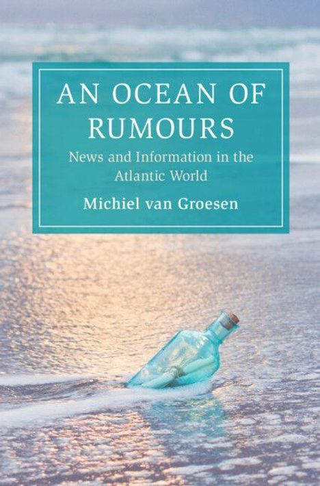 „AN OCEAN OF RUMOURS: News and Information in the Atlantic World, Michiel van Groesen“. Eine Flasche liegt am Strand.