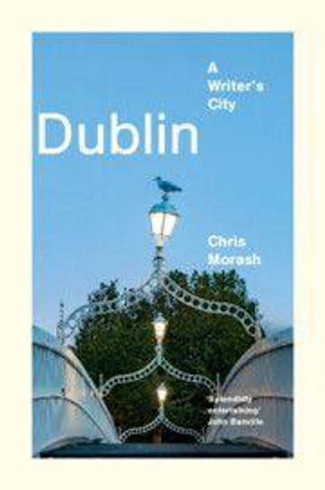 "Dublin: A Writer's City" von Chris Morash. Ein Vogel sitzt auf einer verzierten Straßenlaterne über einer Brücke bei Abenddämmerung.