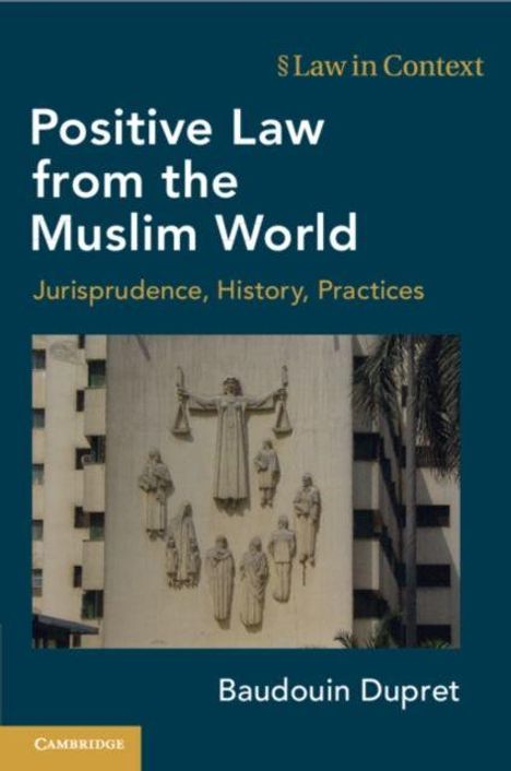 „Positive Law from the Muslim World“ und „Jurisprudence, History, Practices“ auf einem Gebäude mit Statuen; Autor: Baudouin Dupret.