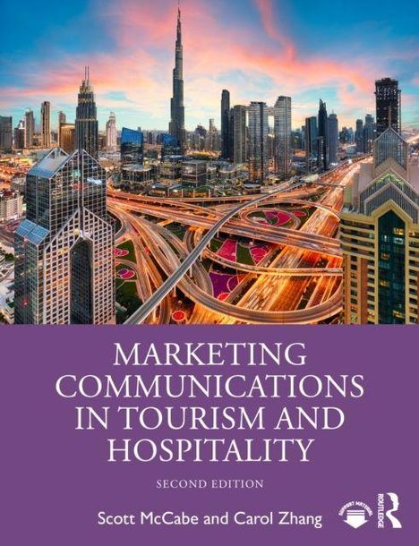 "MARKETING COMMUNICATIONS IN TOURISM AND HOSPITALITY", Skyline einer modernen Stadt mit Hochhäusern und beleuchteten Straßen.