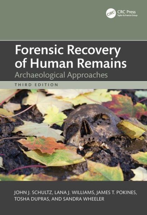 "Forensic Recovery of Human Remains: Archaeological Approaches, Third Edition." Ein menschlicher Schädel liegt im Laub am Boden.