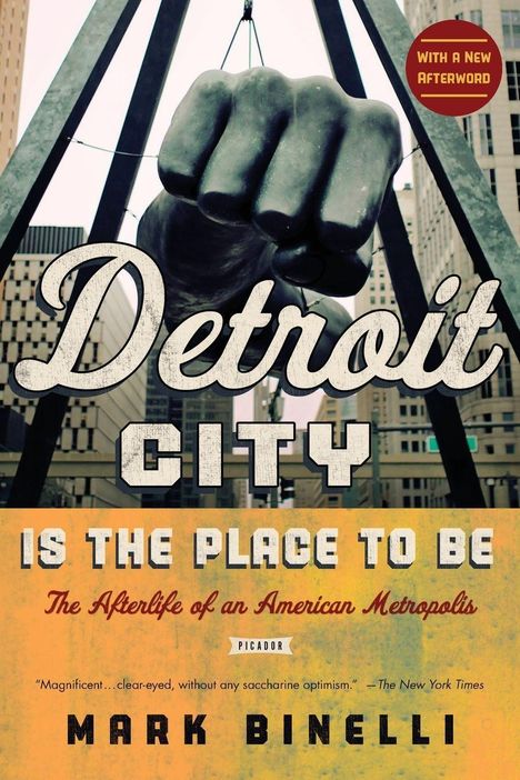 "Detroit City Is the Place to Be" von Mark Binelli. Eine große Faust-Skulptur vor Hochhäusern im Hintergrund.