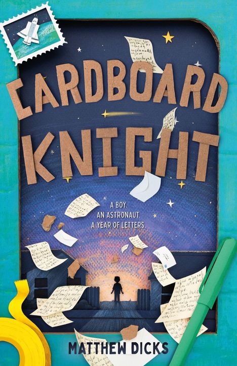 "CARDBOARD KNIGHT. A BOY. AN ASTRONAUT. A YEAR OF LETTERS." Silhouette eines Jungen vor einem bunten Himmel.