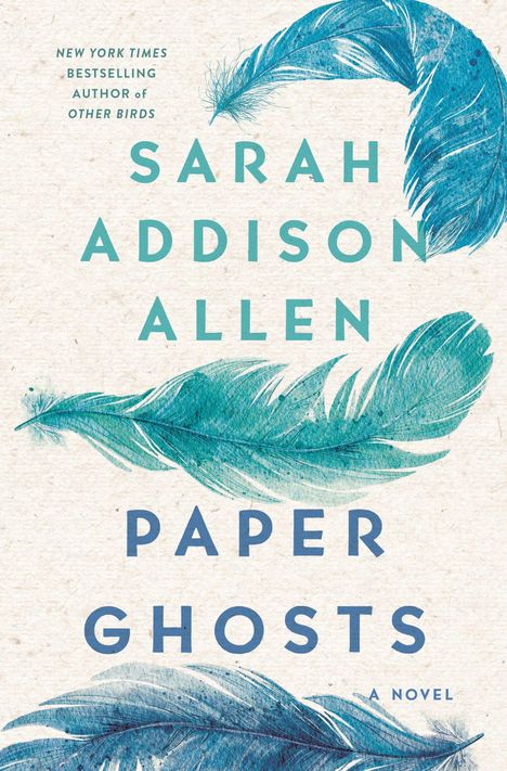 Text: "NEW YORK TIMES BESTSELLING AUTHOR OF OTHER BIRDS", "SARAH ADDISON ALLEN", "PAPER GHOSTS", "A NOVEL". Illustration: Blaue Federn auf beigem Hintergrund.