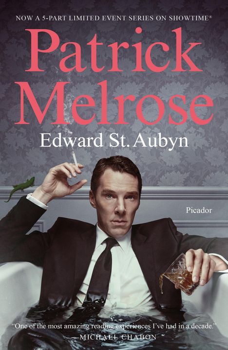 "Patrick Melrose" von Edward St. Aubyn; Mann im Anzug in einer Badewanne mit Zigarette und Whiskey, Eidechse auf Rand.