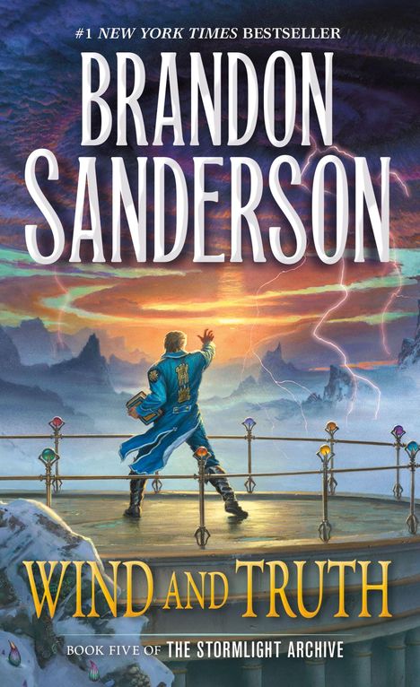 #1 New York Times Bestseller. Brandon Sanderson. Wind and Truth. Buch fünf von The Stormlight Archive. Illustration: Ein Mann in blauem Gewand steht auf einer Plattform mit leuchtenden Kristallen und blickt auf einen stürmischen Himmel.