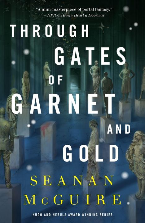 „Through Gates of Garnet and Gold“ von Seanan McGuire. Statuen in einem säulengestützten Raum.