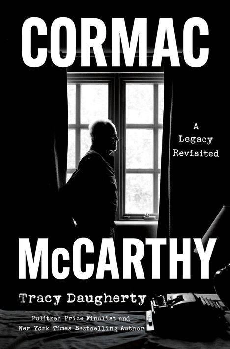 Texte: "Cormac McCarthy", "A Legacy Revisited", "Tracy Daugherty". Silhouette eines Mannes vor einem Fenster.