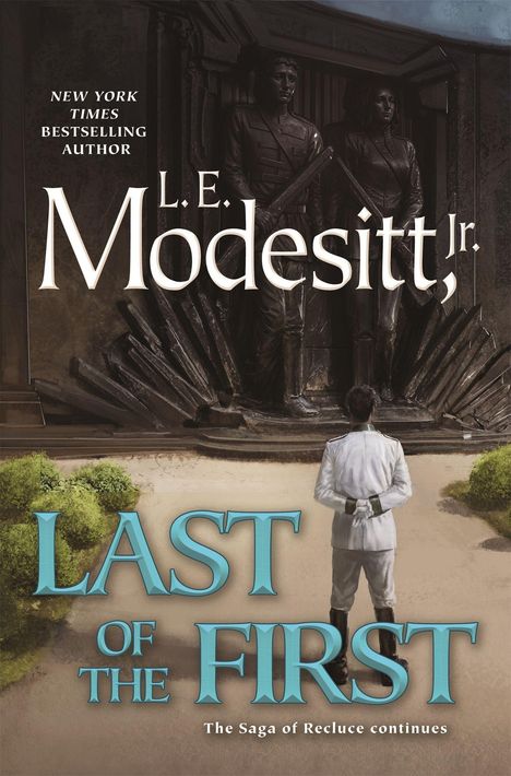 Text: "New York Times Bestselling Author L. E. Modesitt, Jr. Last of the First The Saga of Recluce continues." Im Vordergrund steht eine Figur in weißer Uniform vor einem bronzefarbenen Denkmal.