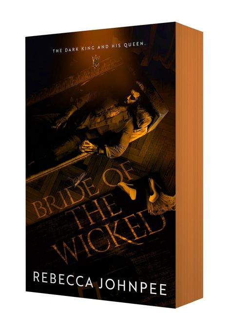 "The Dark King and His Queen", "Bride of the Wicked", "Rebecca Johnpee". Ein Mann liegt auf einem Sofa, daneben hohe Schuhe.
