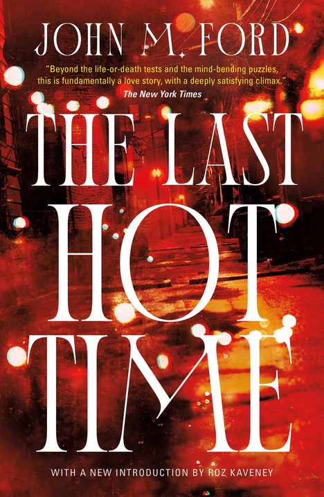 "THE LAST HOT TIME", großer weißer Text auf einem leuchtend roten, verschwommenen Hintergrund mit Lichtern und Gebäuden.