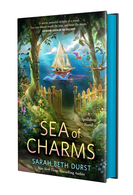 Text: „SEA of CHARMS“; „SARAH BETH DURST“. Illustration: Segelboot auf blauem Meer, umgeben von Bäumen und Blumen.