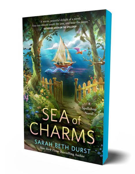 "SEA of CHARMS" von Sarah Beth Durst. Ein Segelboot auf einem blauen Meer, umgeben von Bäumen und Blumen.