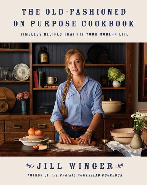Text: „The Old-Fashioned On Purpose Cookbook“, „Timeless Recipes That Fit Your Modern Life“, „Jill Winger“. Eine Frau rollt Teig aus.