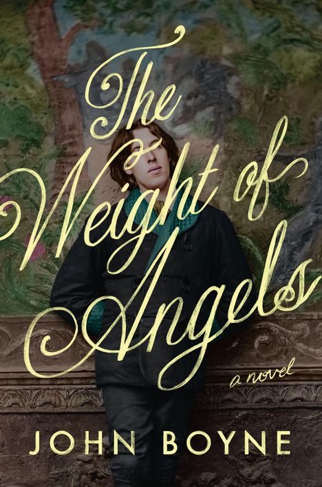 „The Weight of Angels, a novel, John Boyne.“ Ein junger Mann steht vor einem kunstvollen, malerischen Hintergrund.