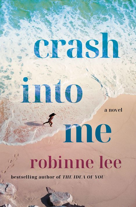 „Crash into me“ von Robinne Lee. Eine Person läuft am Strand entlang, die Wellen treffen auf den Sand.