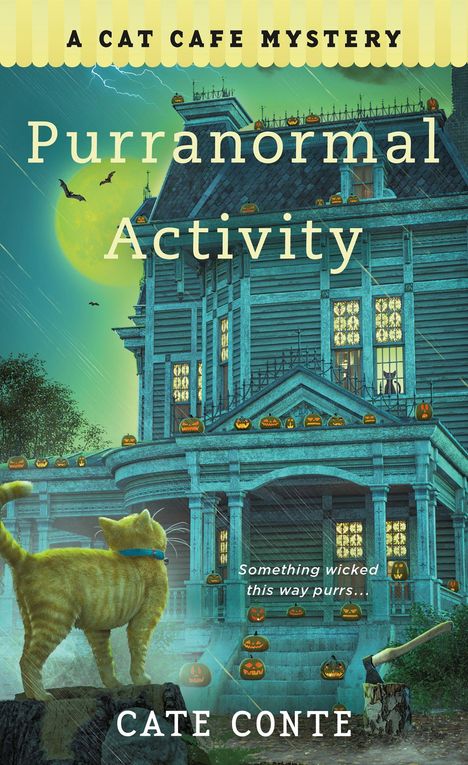 Text oben: "A Cat Cafe Mystery", Titel: "Purranormal Activity". Unten: "Cate Conte". Eine gelbe Katze vor einem alten Haus mit Kürbissen.