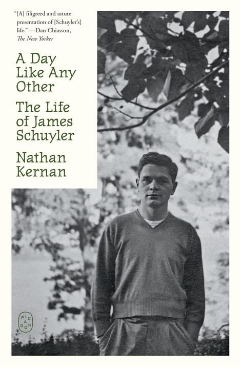 Buchtitel: „A Day Like Any Other – The Life of James Schuyler“ von Nathan Kernan. Schwarz-Weiß-Foto eines Mannes.