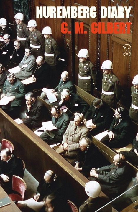 "Oberhalb steht 'NUREMBERG DIARY G. M. GILBERT'. Menschen mit Kopfhörern sitzen nebeneinander; Soldaten stehen hinter ihnen."